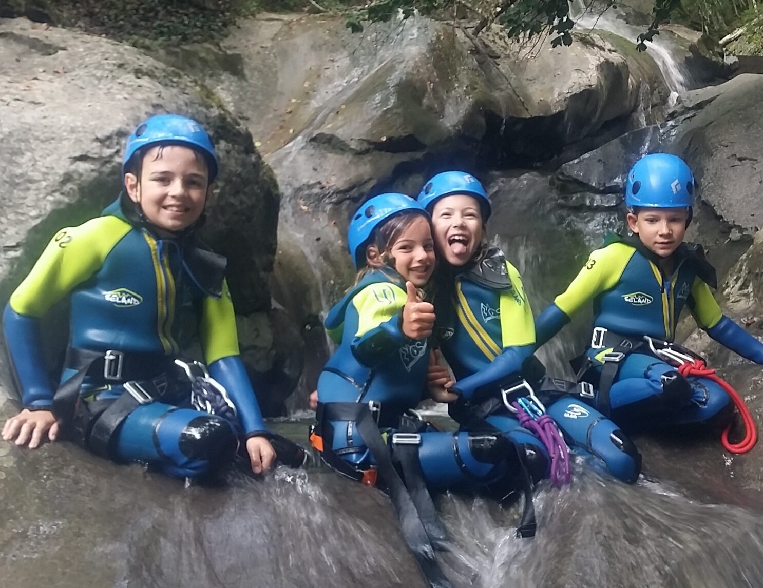 enfants en canyoning avec les guides des carroz