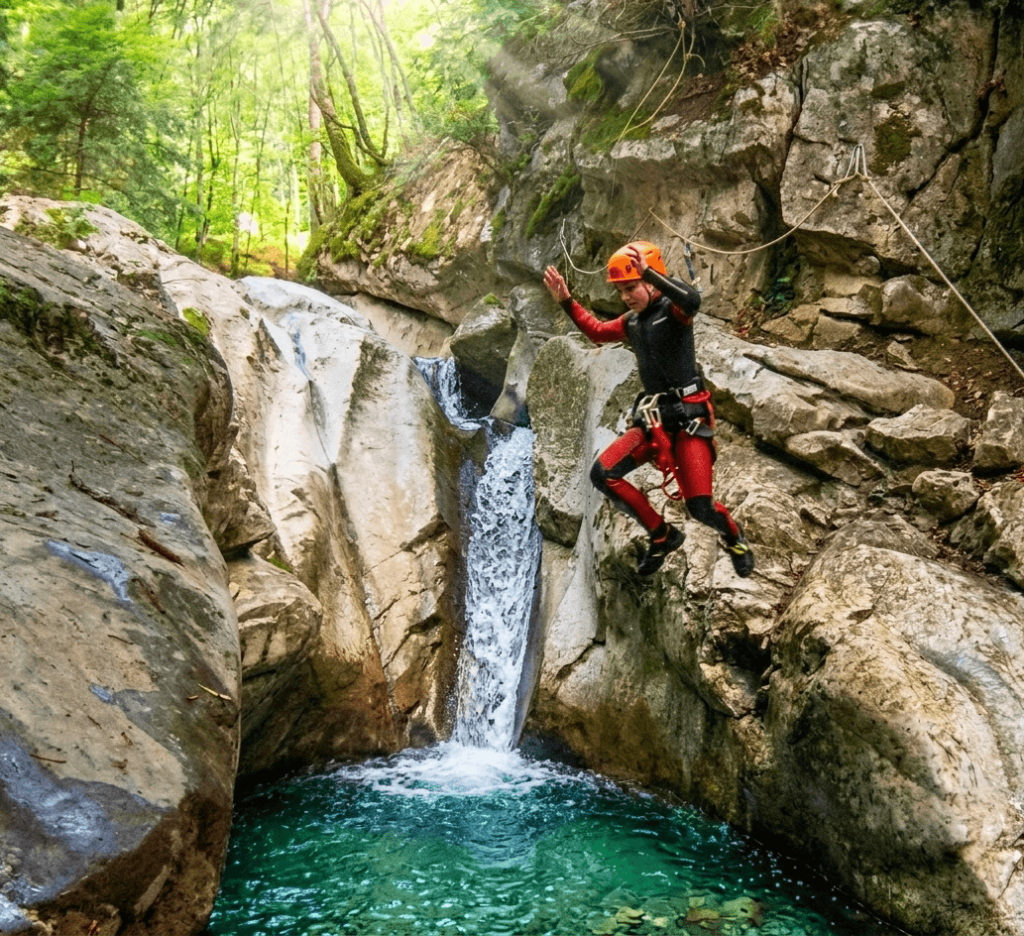 enfants en canyoning avec les guides des carroz