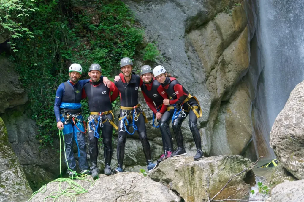 groupe en canyoning balme intégrale ave des guides des carroz