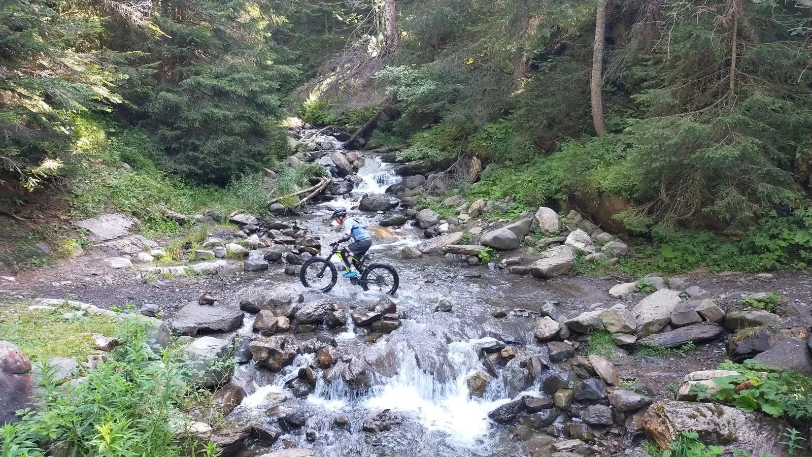 enfants en canyoning avec les guides des carroz