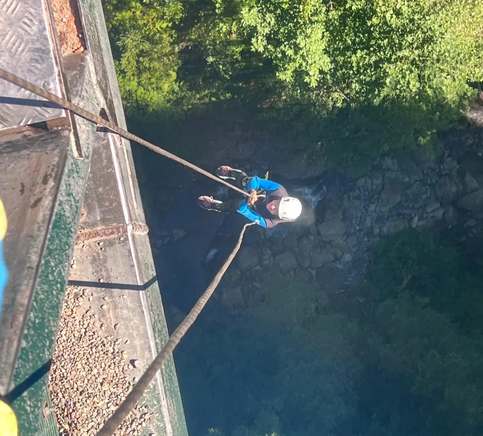 enfants en canyoning avec les guides des carroz